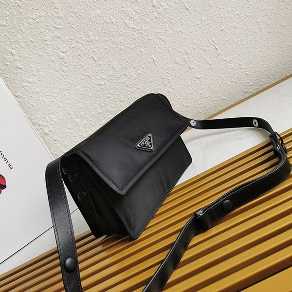 完売必至プラダ パッド入りフラップバッグ 偽物 Re-Nylon ジッパーポケット puk84432