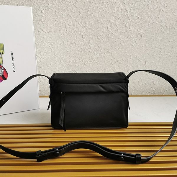 完売必至プラダ パッド入りフラップバッグ 偽物 Re-Nylon ジッパーポケット puk84432