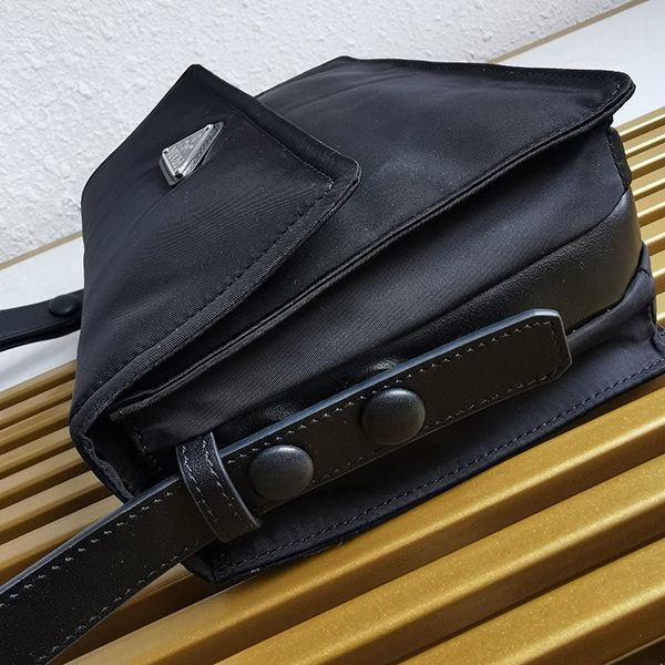 完売必至プラダ パッド入りフラップバッグ 偽物 Re-Nylon ジッパーポケット puk84432