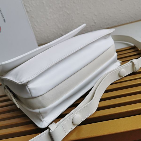 超話題!プラダ コピー☆パッド入りフラップバッグ Re-Nylon ジッパーポケット put60471
