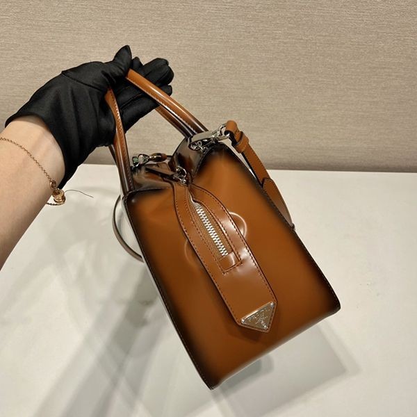 入手困難プラダ スモール ブラッシュドレザー ハンドバッグ コピー puh97622