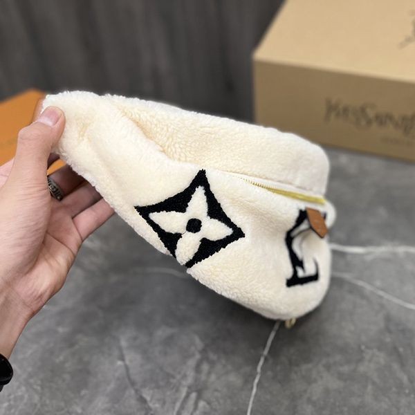 可愛い限定 ルイヴィトンスーパーコピー もこもこ バムバッグ vuv85496
