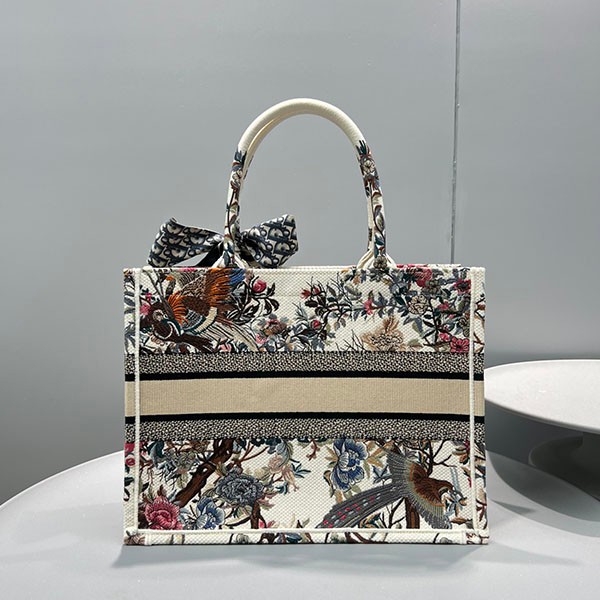 可愛いディオール BOOK TOTE 偽物 ジャルダン ディヴェール 花柄 刺繍 M1286ZRWDM941