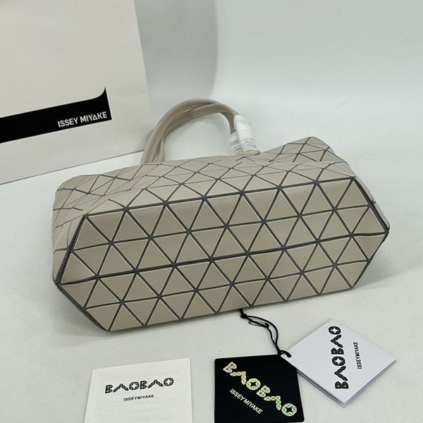 入手困難BAOBAO ISSEY 偽物 MIYAKE カルトン メタリック バッグ bao54459