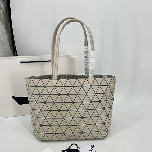 入手困難BAOBAO ISSEY 偽物 MIYAKE カルトン メタリック バッグ bao54459