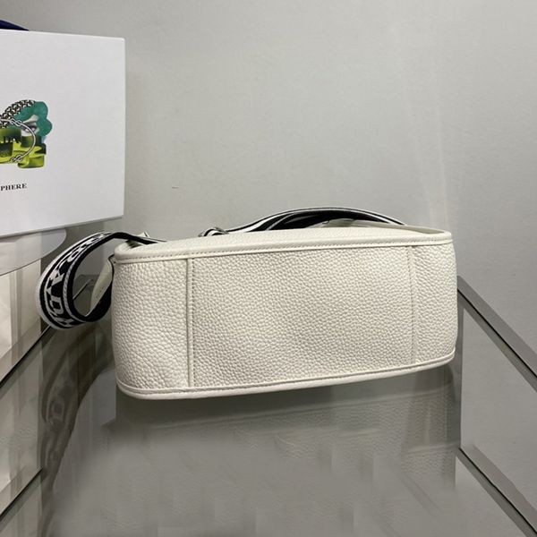ブティック♪プラダ 偽物 メタルレターロゴ レザーホーボーバッグ pua14370