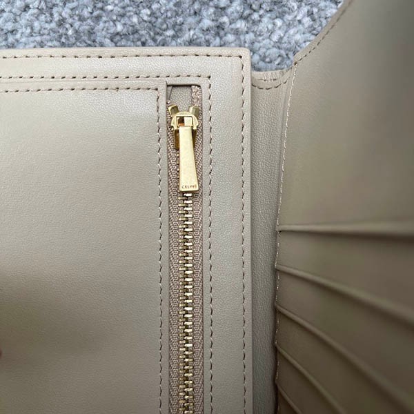 セリーヌ コピー ミディアムストラップウォレット 財布 Cej66179