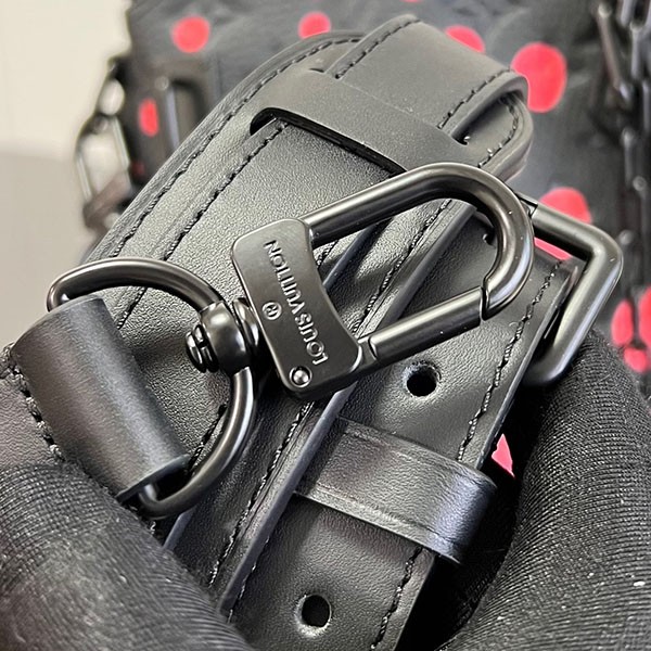 ルイヴィトン × YK 草間彌生 コラボ LOCK IT バッグ 偽物 黒赤 たっぷり収納 M21676