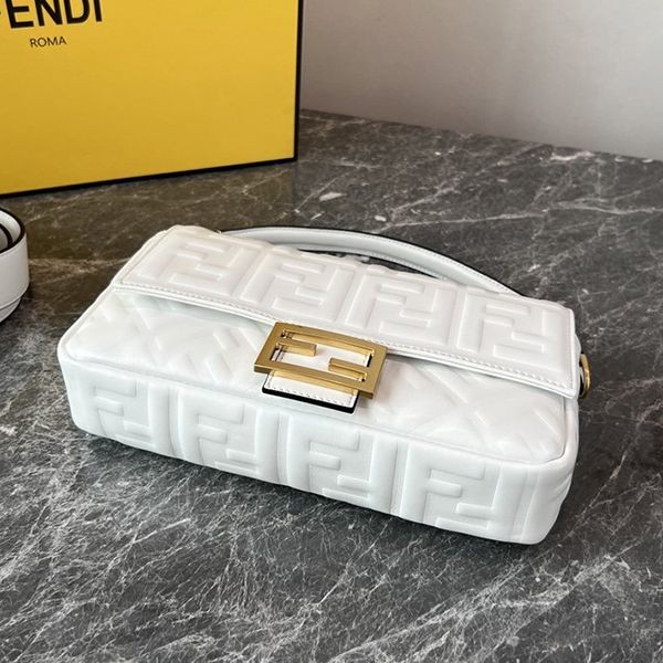 フェンディ ホワイトレザー バゲット 偽物 ラージ ショルダーバッグ fey23095