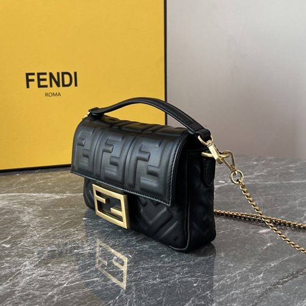 フェンディ ブラックレザー バゲット ラージ ショルダーバッグ 偽物 fei39176