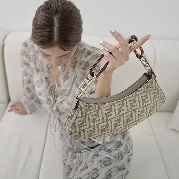 速達発送 フェンディ ショルダーバッグ コピー 2Way ロゴ O LOCK SWING HOBO feq62460
