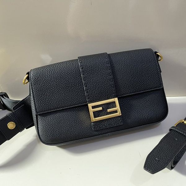 激安価格！フェンディ マイクロ フラット バゲット レザー バッグ 偽物 fed13953