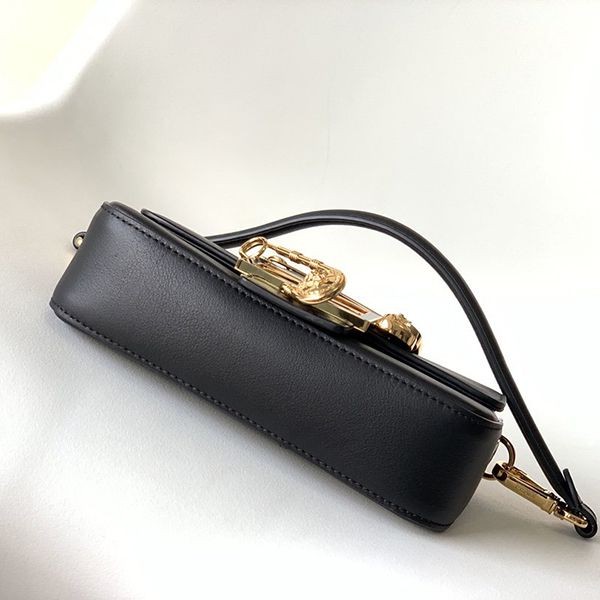 超話題!【FENDACE】ブローチ バゲット レザー バッグ スーパーコピー feo63238