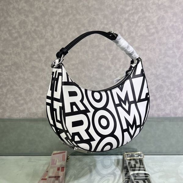 フェンディ ROMAカプセル プリント レザー バッグ 偽物 fev03686