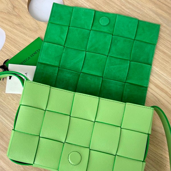 ボッテガヴェネタ コピー カセット ショルダーバッグ bof94964