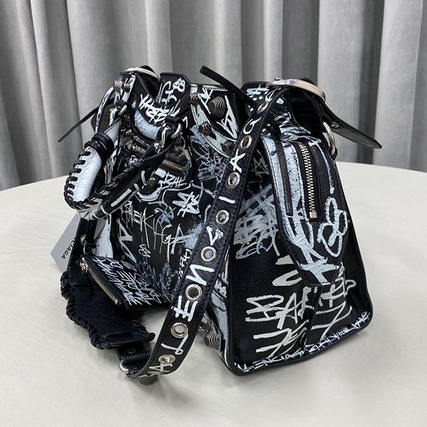 人気No1バレンシアガ スーパーコピー ショルダーバッグ ポシェット bak49472