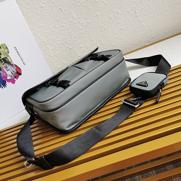 お洒落 プラダ ショルダーバッグ 偽物 Re-Nylon クロスボディ puj95021