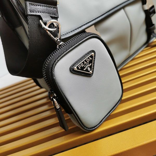 お洒落 プラダ ショルダーバッグ 偽物 Re-Nylon クロスボディ puj95021