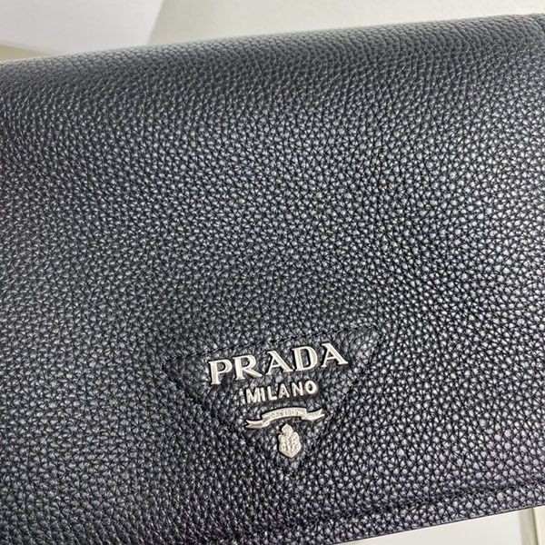 送料込 プラダ レタリングロゴ レザー ショルダーバッグ コピー puv15804