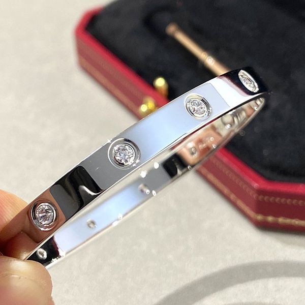 お洒落で可愛いカルティエ LOVE ブレスレット 偽物 kaa72379