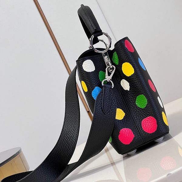 目を惹くカラールイヴィトン LV×YK カプシーヌ BB コピー ハンドバッグ ブラック vux76168