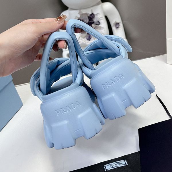 セレブ多数愛用プラダ 偽物 モノリス パデッド ナッパレザーサンダル pum26463