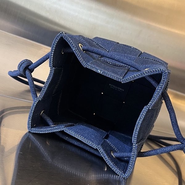 希少 ボッテガ ヴェネタ カセット スモールバケットバッグ 偽物 boq70589