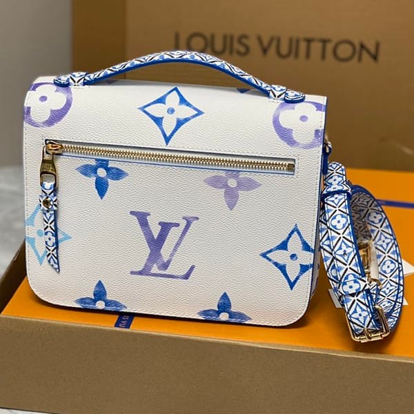 セレブ多数愛用ルイヴィトン ショルダーバッグ 偽物 ポーチ モノグラム LV 青 M23055