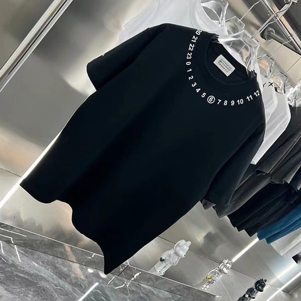 セレブ多数愛用MM6 メゾン マルジェラ 偽物 ナンバリング ロゴ Tシャツ 2色 Max41919