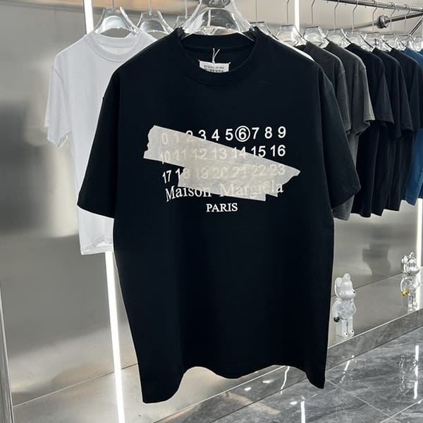 セレブ多数愛用メゾン マルジェラ 偽物 ナンバリング MM6 ロゴ Tシャツ 3色 Mab30548