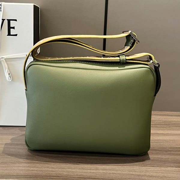 最新でオシャレロエベ ミリタリー メッセンジャーバッグ XS 偽物 loy35069