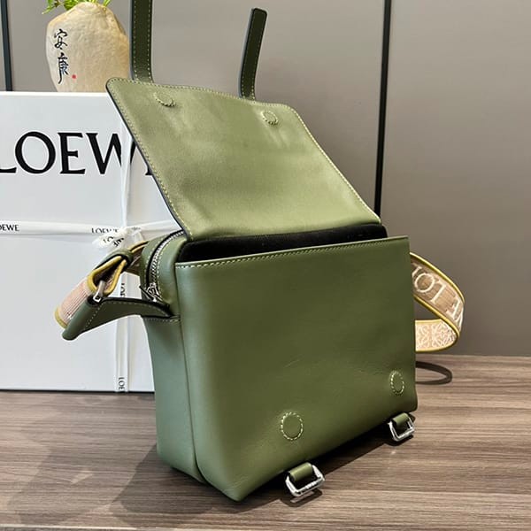 最新でオシャレロエベ ミリタリー メッセンジャーバッグ XS 偽物 loy35069