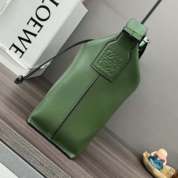 高品質ロエベ 偽物 アナグラム レザー キュービィ クロスボディバッグ lot00376