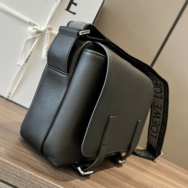 ブティック♪ロエベ ミリタリー メッセンジャーバッグ XS 偽物 lou70026