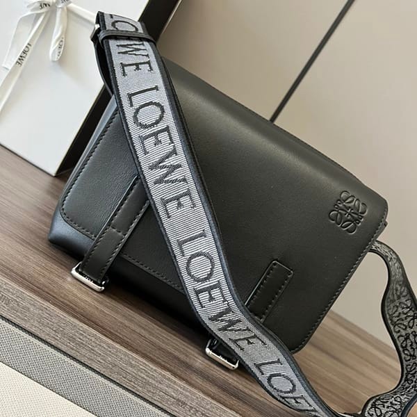 ブティック♪ロエベ ミリタリー メッセンジャーバッグ XS 偽物 lou70026