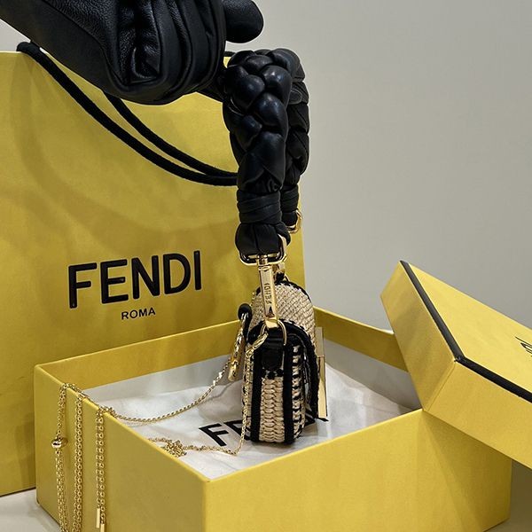 絶対欲しい！可愛い♡フェンディ ミニ レザーブ レードバッグ 偽物 feu07369