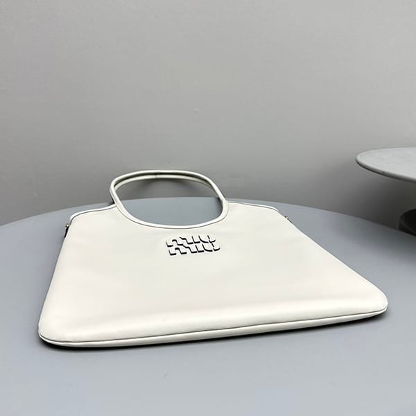 大人気!ミュウミュウ 偽物 レタリングロゴ レザー ショッピングバッグ myu86356