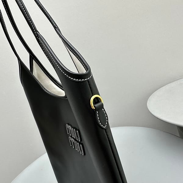 送料無料ミュウミュウ 偽物 レタリングロゴ レザー ショッピングバッグ myy37980