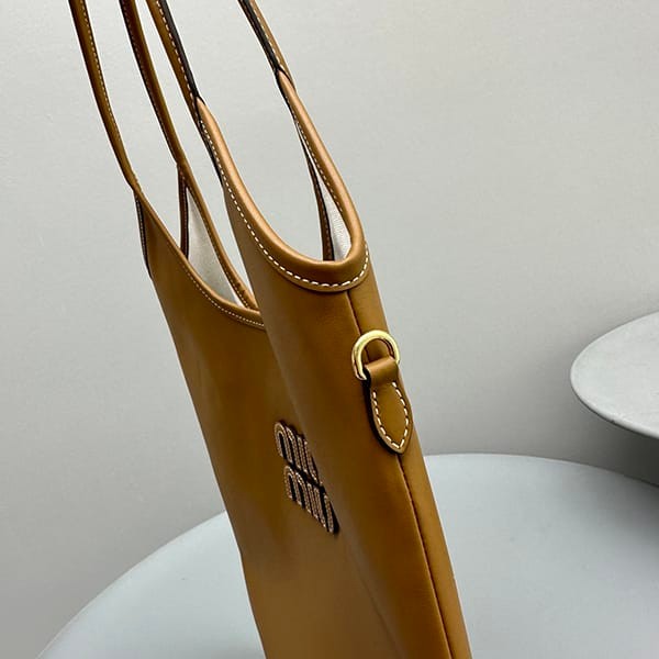 稀少ミュウミュウ 偽物 レタリングロゴ レザー ショッピングバッグ myu83933