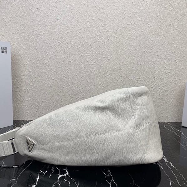 入手困難プラダ トライアングルレザーショルダーバッグ コピー pup32395