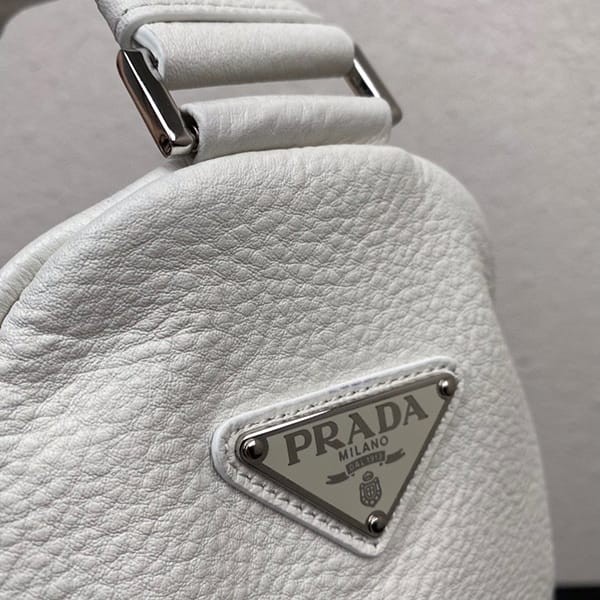入手困難プラダ トライアングルレザーショルダーバッグ コピー pup32395