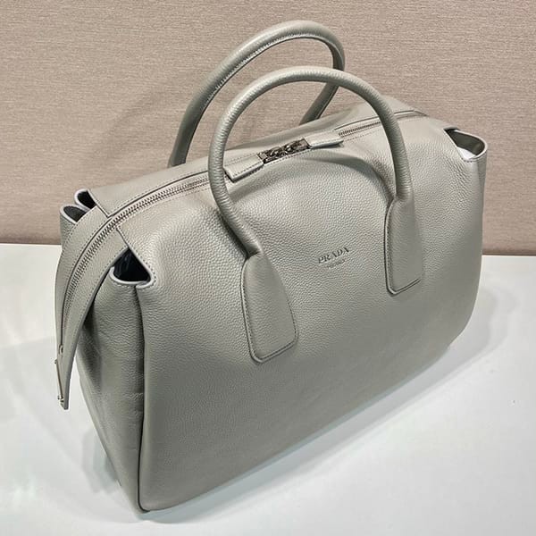 稀少プラダ ヴィッテロダイノレザー トラベルバッグ 偽物 永野芽郁さん着用 pud85104