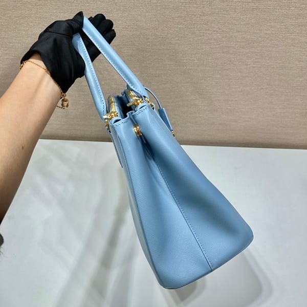 確保済みプラダ モノクローム サフィアーノレザー トートバッグ 偽物 puy07767