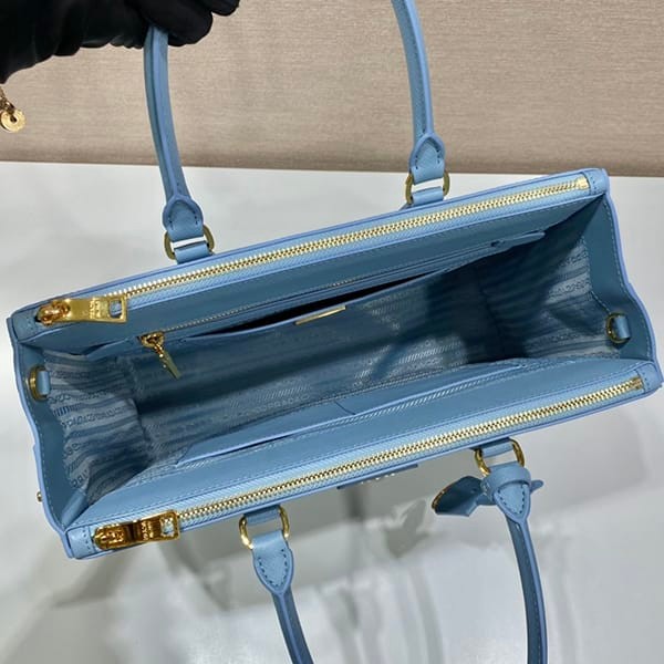 確保済みプラダ モノクローム サフィアーノレザー トートバッグ 偽物 puy07767
