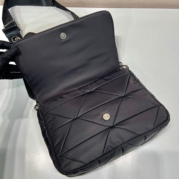 セレブ多数愛用プラダ★パデッドRe-Nylon ショルダーバッグ コピー pux49612