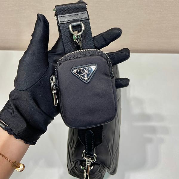 セレブ多数愛用プラダ★パデッドRe-Nylon ショルダーバッグ コピー pux49612