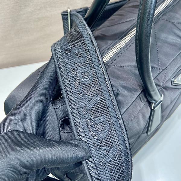 人気No1◆プラダ◆Re-Nylon トップステッチ 偽物 トラベルバッグ puq62921