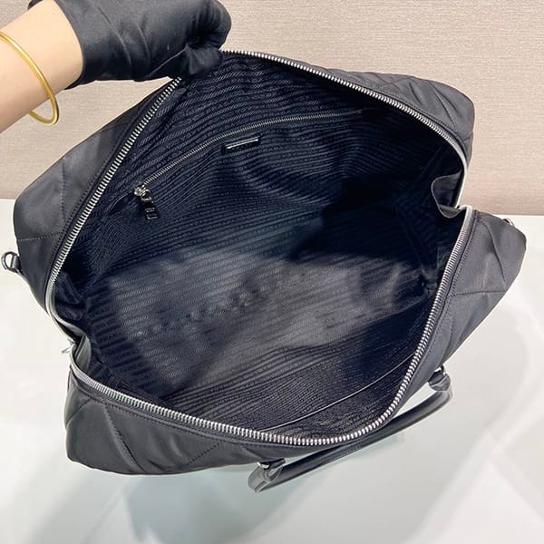 人気No1◆プラダ◆Re-Nylon トップステッチ 偽物 トラベルバッグ puq62921