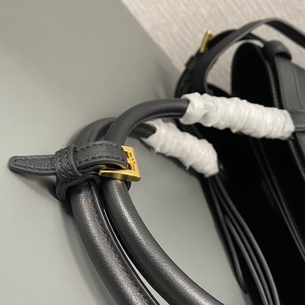 送料込プラダ ベルト付き スモール レザー ハンドバッグ 偽物 pus21571