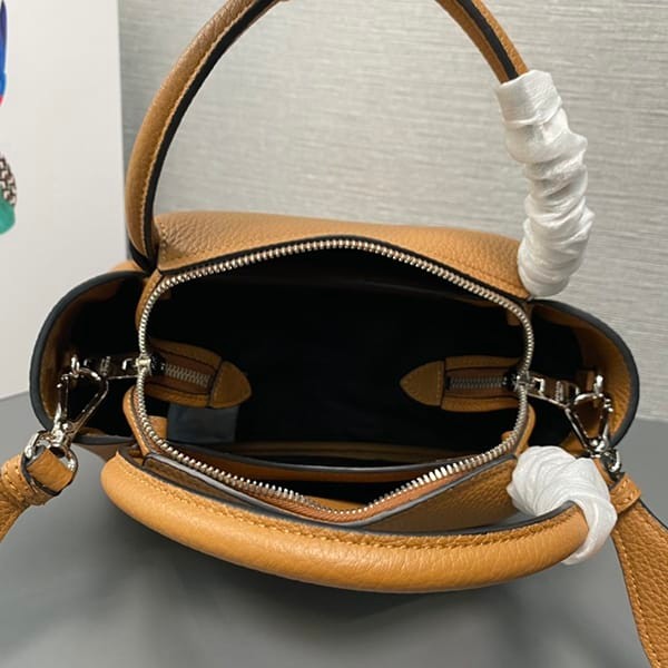 激安価格！プラダ スーパーコピー ラージ レザー ハンドバッグ put52364